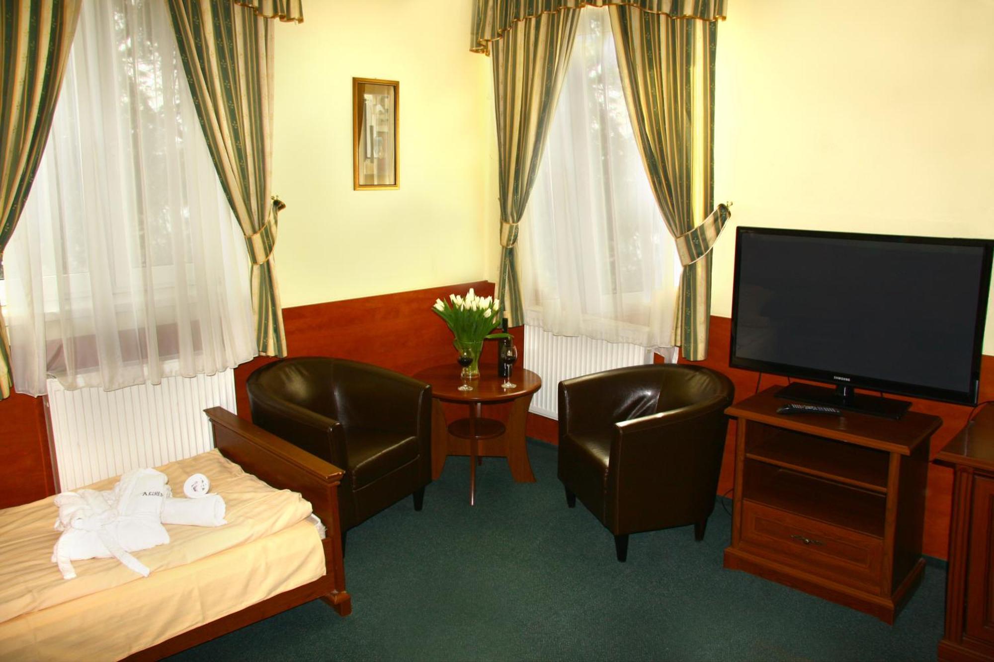 Hotelik & Restauracja Amber Raszyn Εξωτερικό φωτογραφία