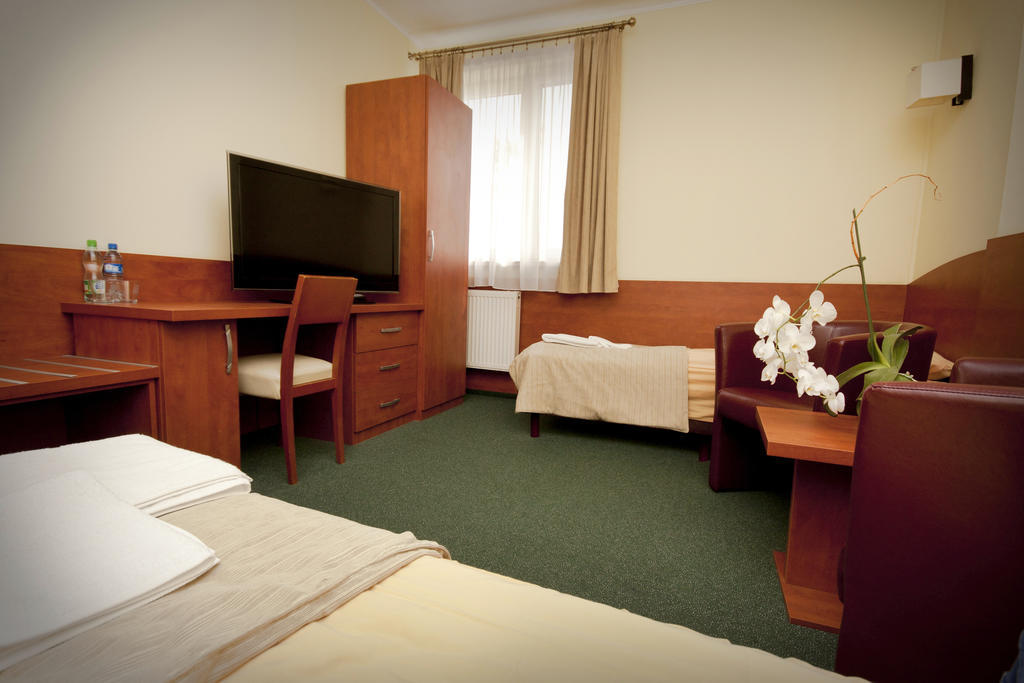 Hotelik & Restauracja Amber Raszyn Εξωτερικό φωτογραφία